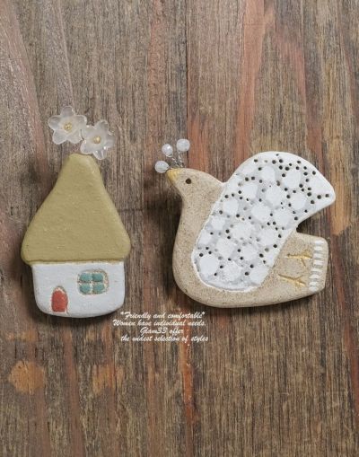 Tone　to-351/326   花を運ぶ鳥/白い花のお家　　ブローチ　プレゼント　ギフト　アクセサリー　ファッション小物